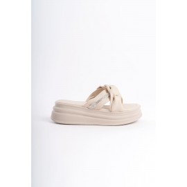 CLARA Düz Topuklu Kurdele Desenli Taşlı Kalın ve Ortopedik Taban Kadın Terlik KT Krem